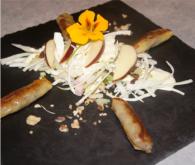 Salade automnale au chou et aux fruits secs, nems � la queue de boeuf