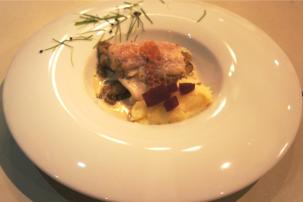 Filet de cabillaud, duxelle auw champigons des bois, pur�e minute � la betterave